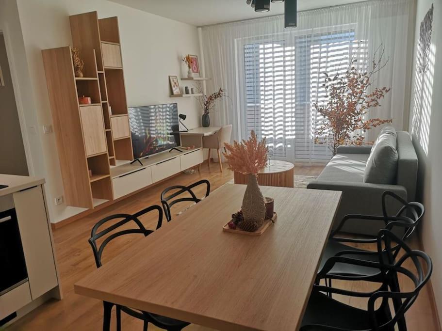 M&M2 Apartment Near Center With Free Parking - Ac Кошице Экстерьер фото